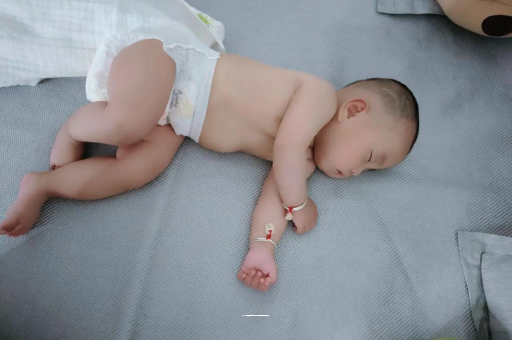 金湖两个月宝宝肚子胀气